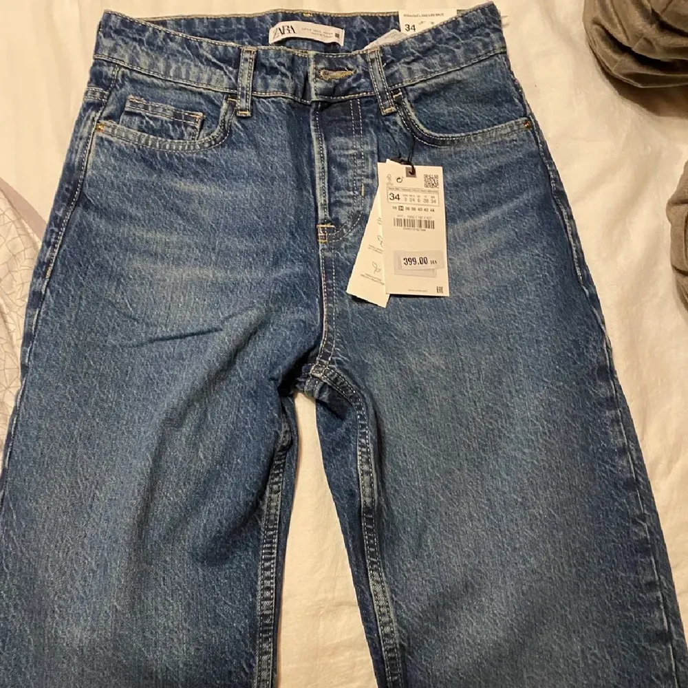 Säljer dessa sjukt snygga jeans från zara i storlek 34. Lånade bilder men de är exakt likadana o i nyskick. Kan mötas upp i Stockholm annars tillkommer fraktkostnad☺️. Jeans & Byxor.