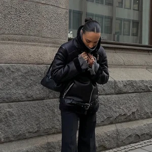 Jacka - Super fin jacka som ej kommer till användning, stolek 40/L men passar mig som är S, jackan är köpt från madlady förra året men finns inte mer. köpare står för frakten❤️