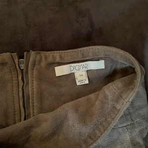 Grå mocka kjol från Dagmar - Jättefin grå mocka kjol från Dagmar som knappt är använd. Nypris 2000kr