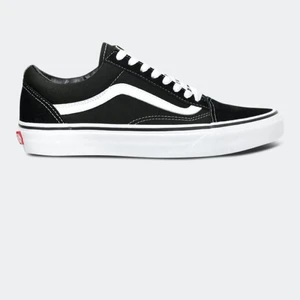 Vans old skool - Splitternya vans old skool i storlek 41. Aldrig använda utan har bara legat i typ ett år, köpta 2021. Köpt på footway för ungeför 750kr. Frakt tillkommer ⚡️🖤