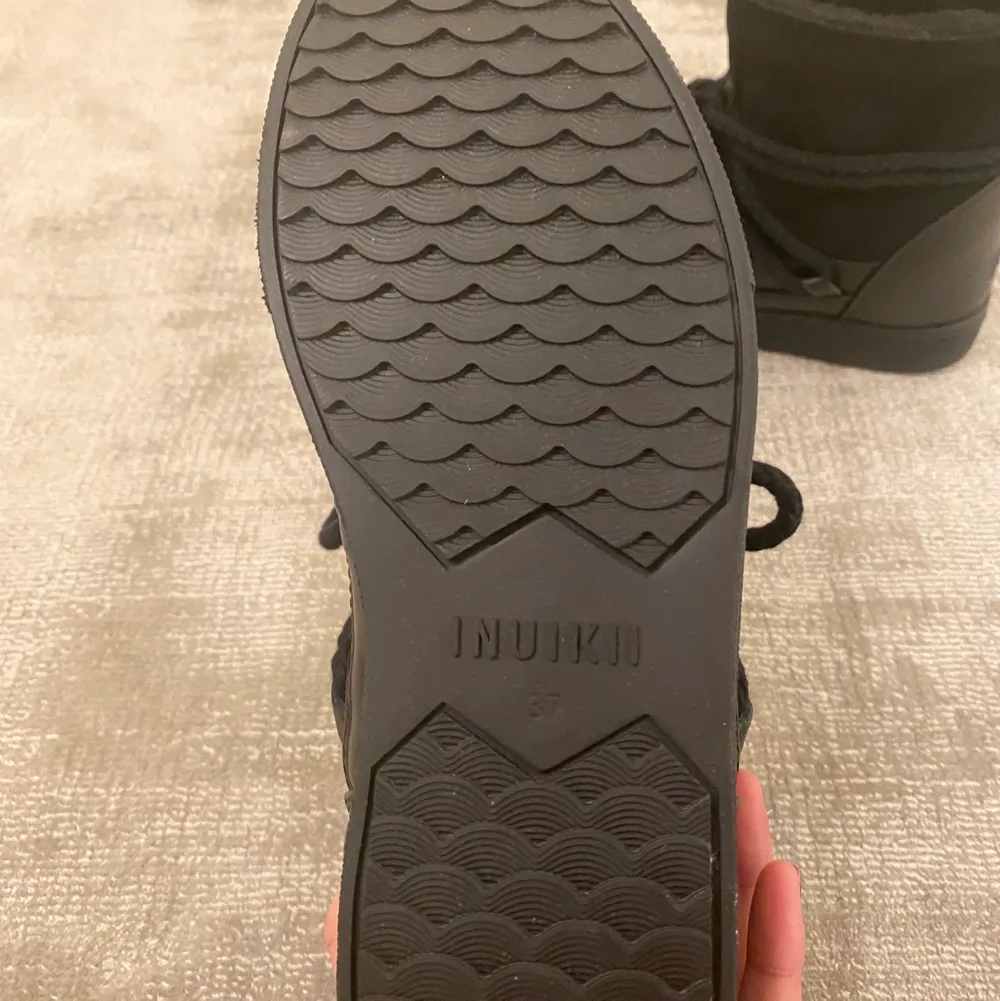 Helt sprillansnya inuikii skor, svarta i storlek 37. Inte använda en enda gång utomhus och säljer dem eftersom de är aningen för små för mig. Hör av er vid intresse! 🌸🌸. Skor.