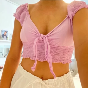 Topp - Rosa topp från Shein som är nästintill oanvänd. Jätteskön gjort i luftigt material och i fin färg. Säljer för 70kr+frakt:) 