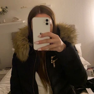 Hollies jacka  - Säljer min hollies jacka i storlek 36. Ej äkta päls. Använt i något år så i relativt bra skick. Trasig klädhängare och lite hängig i pälsen endast.