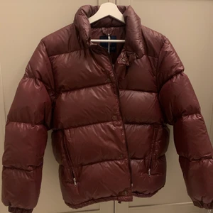 Moncler jacka - Vintage moncler dunjacka i vinröd färg! Självklart äkthetskontrollerad. Varm och mysig. 