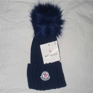 Moncler  - Säljer min moncler mössa som jag köpte här på plick dom tyvärr inte kommer till lån andvändning💕💕