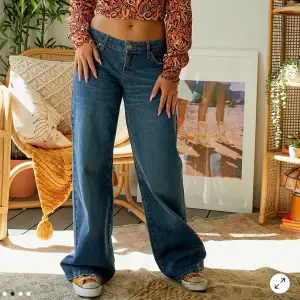 Jättefina helt nya jeans med låg midja från Urban Outfitters, endast provade en gång. Säljer eftersom de tyvärr inte passade mig. Original pris på hemsidan 700kr