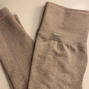 Aimn tights - Super sköna seamless träningstights från AIMN som tyvärr inte kommer till användning. Inte använda mer än två gånger och visar inga tecken på användning heller❣️ Nypris 599