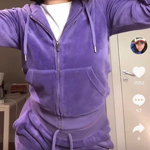 Juicy couture set - Första bilden är ej min. Settet ser liiite ljusare ut pga av blixten på de två andra bilderna. Settet är i jätte bra skick har endast använt få gånger. Byxorna är uppsydda och sitter lite långt på mig som är 165 så skulle säga att de passar upp till 173/5cm. Säljs pga att de är för stora på mig. Säljer ej separat.