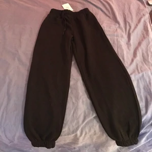Mjukisbyxor  - Ett par svarta mjukisbyxor från Bershka i storlek S. Säljer pga att de är för små för mig. Aldrig använda och har alla lappar kvar. Nypris 169kr🤍 köparen står för frakt