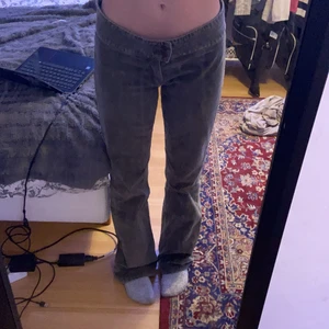 Lågmidjade manchesterbyxor - Lågmidjade mörkgröna manchesterbyxor i mycket bra skick!💖 Från märket Eve of Eden😇 Står ej storlek men skulle gissa på 36, skicka privat för fler frågor! Midjemåttet är ungefär 80cm!