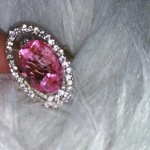 Ring - oval formad  - Silverfärgad ring med en oval form. Jättefin och i ny skick då den aldrig kommit till användning. Ser ut som på bilderna och ringens storlek är justerbar.