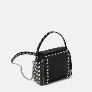 Zara väska med nitar. - Jättefin svarr zara väska med silvriga nitar!! 🥰 Bilden är från zaras hemsida, skriv om du vill ha fler bilder på väskan!