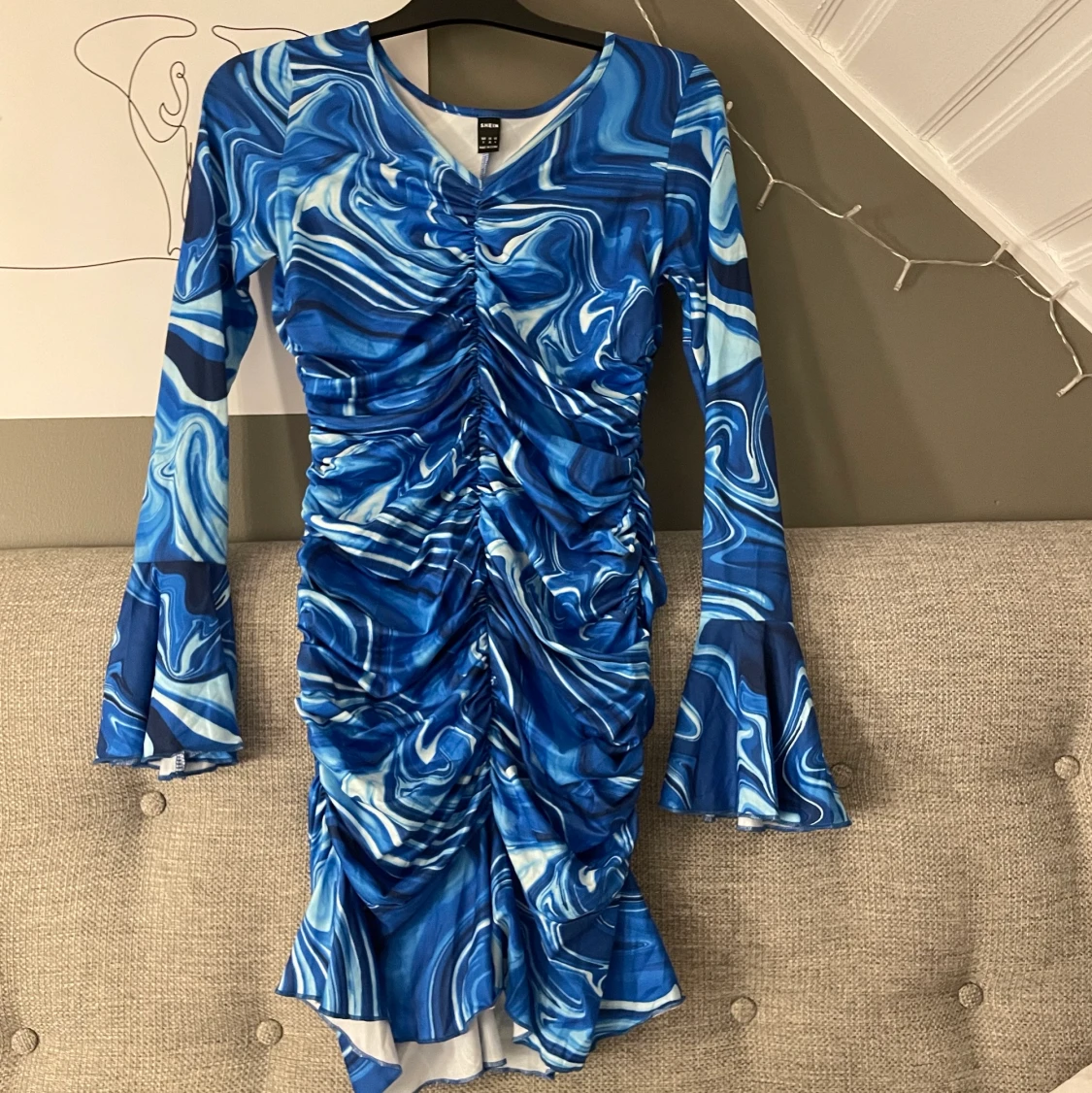 Snygg blå volangklänning - 90