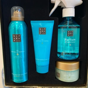 THE RITUAL OF KARMA Soothing Routine - THE RITUAL OF KARMA Soothing Routine  Duschskum 200 ml, rumsdoft 250 ml, kroppskräm 100 ml, saltskrubb för kroppen 125 g  https://www.rituals.com/sv-se/the-ritual-of-karma---medium-gift-set-2021-1108677.html?source=cop&showbacklink=false
