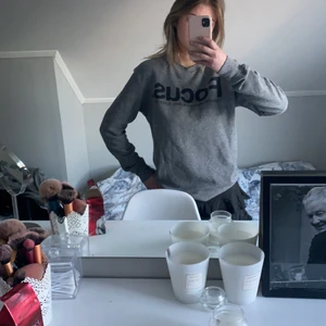 House date to be different stl M - Denna tröja är superfin och dessutom skön. Har haft den länge hängandes i garderoben och den är knappt använd. Den är i superbra skick och tror någon annan skulle kunna använda den mycket mer än vad jag har gjort! Den är i storlek M och jag är 173 och den sitter som en S på mig men om man exempelvis är lite kortare skulle denna kunna vara perfekt som lite oversized. Minns dock inte exakt var den kommer ifrån för jag fick den i julklapp och fick då aldrig reda på vart den var köpt. 