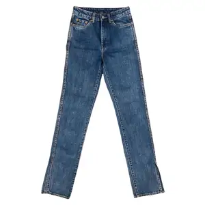 Superfina högmidjade straightleg jeans från weekday med slits längst ner! Nyskick och är i storlek W24! 🤍 DM vid frågor osv! 