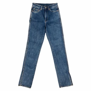 Jeans med slits - Superfina högmidjade straightleg jeans från weekday med slits längst ner! Nyskick och är i storlek W24! 🤍 DM vid frågor osv! 