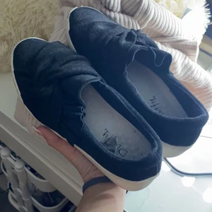 Skor 36 - Säljer dessa fina skor i storlek 36 men skulle kunna passa upp till 37 eftersom de är för stora på mig och darför säljer jag dem dem är använda men i bra skicka och passar jätte fint me allt. Köptes för 300kr säljer för 180kr vid snabb affär kan priset diskuteras 