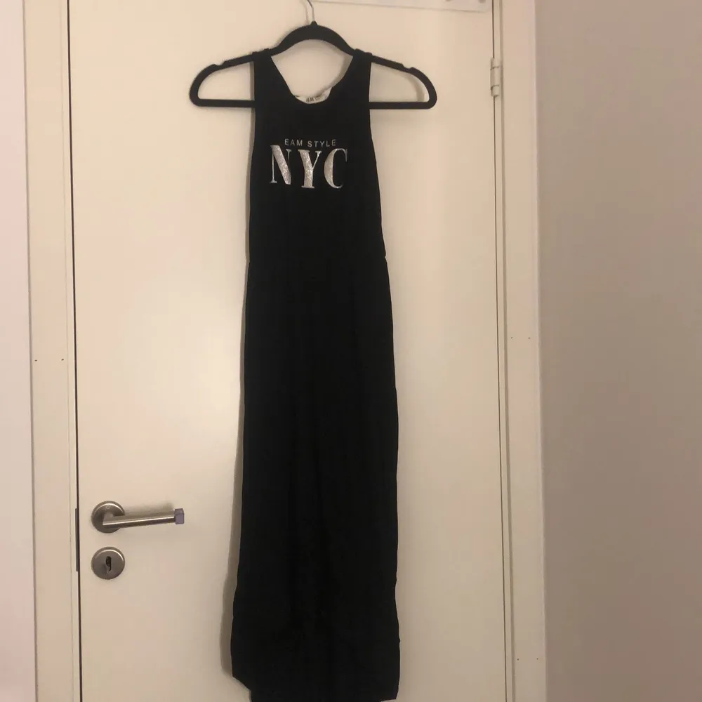 Lång svart kläning från H&M. På andra bilder ser man att klänningen är lite längre där bak och kortare där fram. Fint skick aldrig använt. Klänningar.