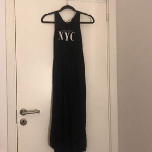 Lång svart kläning från H&M. På andra bilder ser man att klänningen är lite längre där bak och kortare där fram. Fint skick aldrig använt