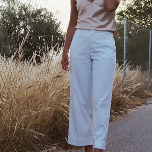 Vita Kostymbyxor - Säljer dessa supersnygga kostymbyxor från Zara. De är i storlek S och går nedanför anklarna på mig som är 1,65.  Använda men i gott skick. 