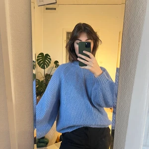 Blå stickad tröja  - En blå stickad tröja från weekday i storlek 36!