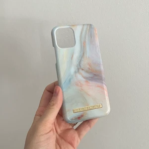 🛼Ideal of Sweden iPhone 11 pro - Superfint skal, knappt använt då jag inte har skal på min telefon🥵 köpare betalar frakt (ca 24kr), kan skicka spårbart men det kostar mer🌸