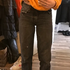 Zara jeans mid rise  - Säljer mina zara jeans då dom blivit för små och jag tycker inte dom sitter så snyggt på mig längre, köpa här på Plick. Har slitningar längst ner då dom är långa och har släpat i marken men inget man märker av, är 175 och dom sitter svin bra i benen👍🏼