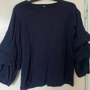 Tröja  - Marinblå tröja/blus med volang armar. Från Kappahl i str M, knappt använd💙 frakt tillkommer 