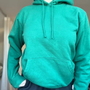 Grön Hoodie  - En grön lite större Hoodie ifrån carlings som är oanvänd. Så fin färg om man är blond 👱‍♀️ 😁
