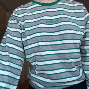 Rotation långärmad t-shirt  - En mycket snygg randig oversize tröja i storlek L älskar verkligen färgerna tillsammans. aldrig använd köpt på carlings för många år sedan