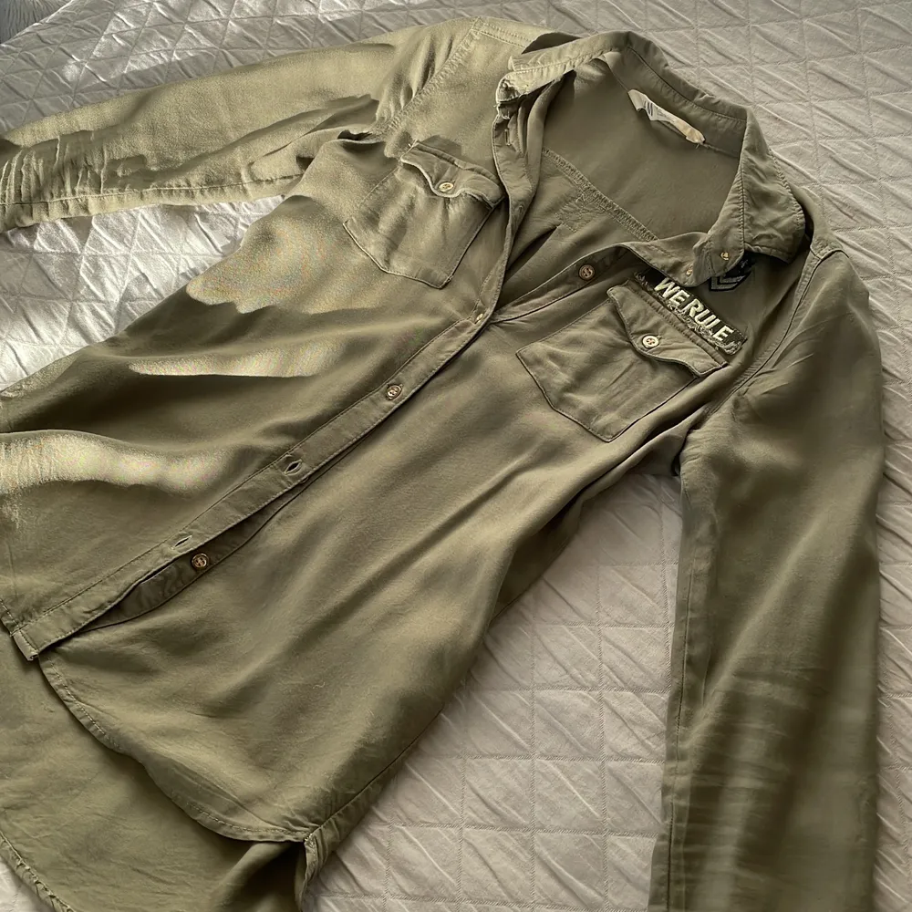 Oliv/mörkgrön figursydd skjorta från H&M. Sitter bra med perfekt längd. Stl 32. Skjortor.
