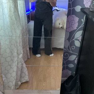 Utsvängda kostymbyxor  - Svarta kostymbyxor med grönaktigt detalj på sidan, typ aldrig använd 