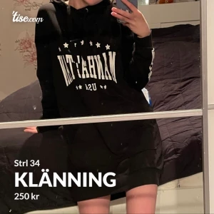 Klänning - Mysig klänning från H&M i strl 34 som tyvärr inte kommer till användning längre. Varsamt använd så är därför i bra skick! Finns en stor ficka fram.  Priset är inklusive frakt!📦