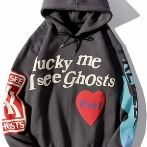 Hoodie - Säljer nu min superpopulära hoodie då jag inte får användning för den längre! Det står att den är i strl M men skulle säga att den sitter mer som S. Nyskick!💓💓 skriv privat för fler bilder! OBS!! Snöret i huvan finns inte kvar. NYPRIS 485kr