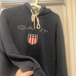 Gant hoodie  - Gant hoodie i nyskick. Den är marinblå i storlek M. Skulle säga att den passar S/M. Superfint skick, inget att anmärka på🥰💖