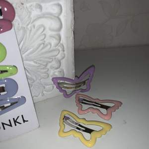 Tre söta butterfly-hårspännen från Monki! Köpte dem för 60 kr🥰 Helt oanvända