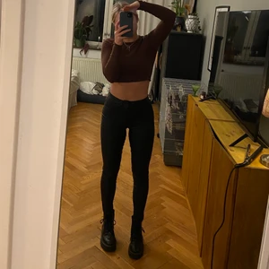 Svarta imitationläderbyxor - Säljer dessa byxor från only. Nästintill oanvända, dock klippta. Ca 160 cm lång och dessa går perfekt ner till ankeln på mig. 