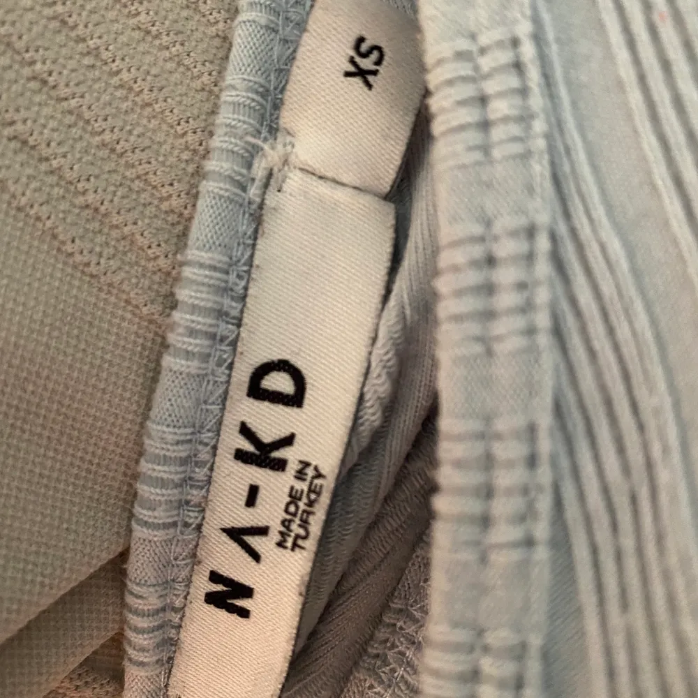 En ljusblå, ribbad långärmad tröja med V-ringning både fram och bak från NAKD. Storlek XS men väldigt stretchig, skulle säga mer S.. Tröjor & Koftor.