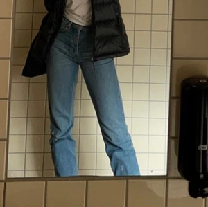 blåa straight leg jeans från a-design - A-design blåa jeans i storlek S !!Slutsålda på hemsida!! Använt fåtal gånger, jättebra skick:) nypris: 699