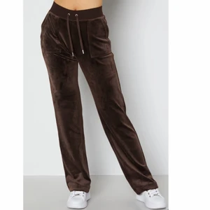 juicy couture JAVA - Säljer dessa byxorna från juicy couture i färgen Java.            Dem är slut sålda överallt.                                                     Dem är i otroligt bra sick och nästan nya.                             Har lånat bilderna så är bara att skiva för fler bilder.             💞🧸    