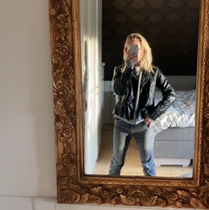 skinnjacka från zara  - denna svarta snygga skinnjackan från zara❤️❤️