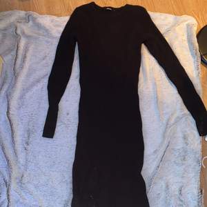 En svart ribbad kroppad klänning från bikbok storlek L, väldigt stretchig, oanvänd 