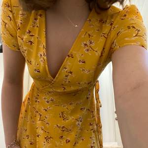 En gul långklänning med blommönster som går mig som är 168 till strax under knäna, aldrig använd och är storlek S. Säljer för 50kr+ frakt 