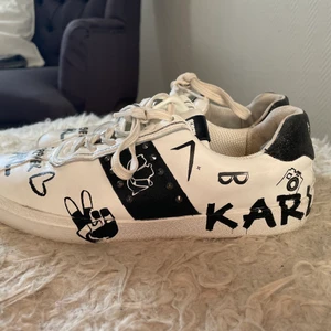 Karl Lagerfeld  - Asballa Karl Lagerfeld skor som passar till allt, köpta för ca 1 årsen och använda få tal gånger och är i bra skick☺️ Köpta för 1800kr 