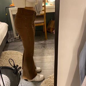 bruna bootcut jeans - säljer dessa fina bootcut jeans då dom inte kommer till användning. strl M o mycket bra skick. är 172cm lång om man vill jämföra. köparen står för frakten🚚