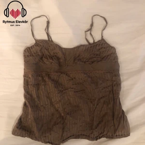 Brunt linne - Brunt linne i okänd storlek. Säljs av Rytmus Stockholms Elevkår, alla kläder som säljs har skänkts utav elever på Rytmus och de pengar som samlas in från klädinsamlingen ges oavkortat till WWF. Ta chansen och köp fina kläder second hand och bidra på samma gång till att bevara miljön!