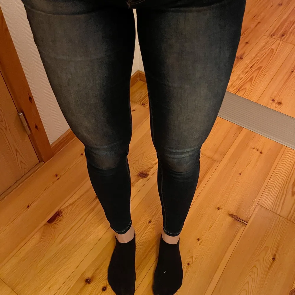 Högmidjade mörkblåa jeans från FashionNova i strl 5 (36/38)🤍 200:- och frakt tillkommer vid skick! Har bleka partier framtill och på rumpan. Jeans & Byxor.
