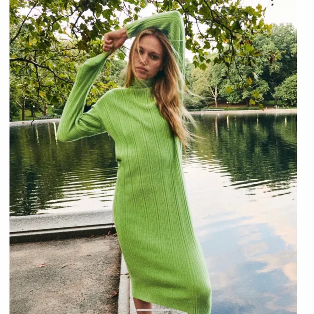 Säljer denna fina gröna klänningen då den tyvärr inte kommer till användning. Den är såå mjuk och skön! 💚300kr + frakt💚. Klänningar.