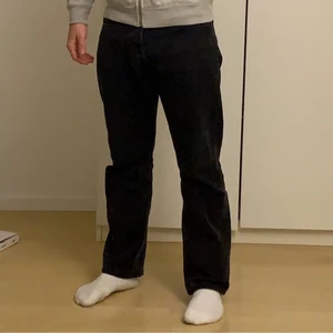 Svarta loose fit jeans  - Köpt från carlings för 500kr. Storlek S motsvarar 28/30 och passar mig perfekt som är 170cm.
